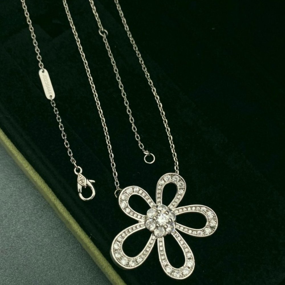 Van Cleef & Arpels Flower Pendant Necklace
